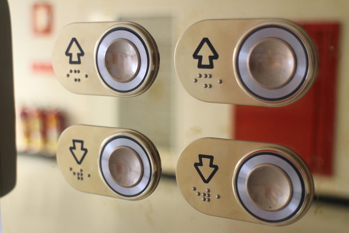 alt="Boutons d'ascenseur avec indications en braille"