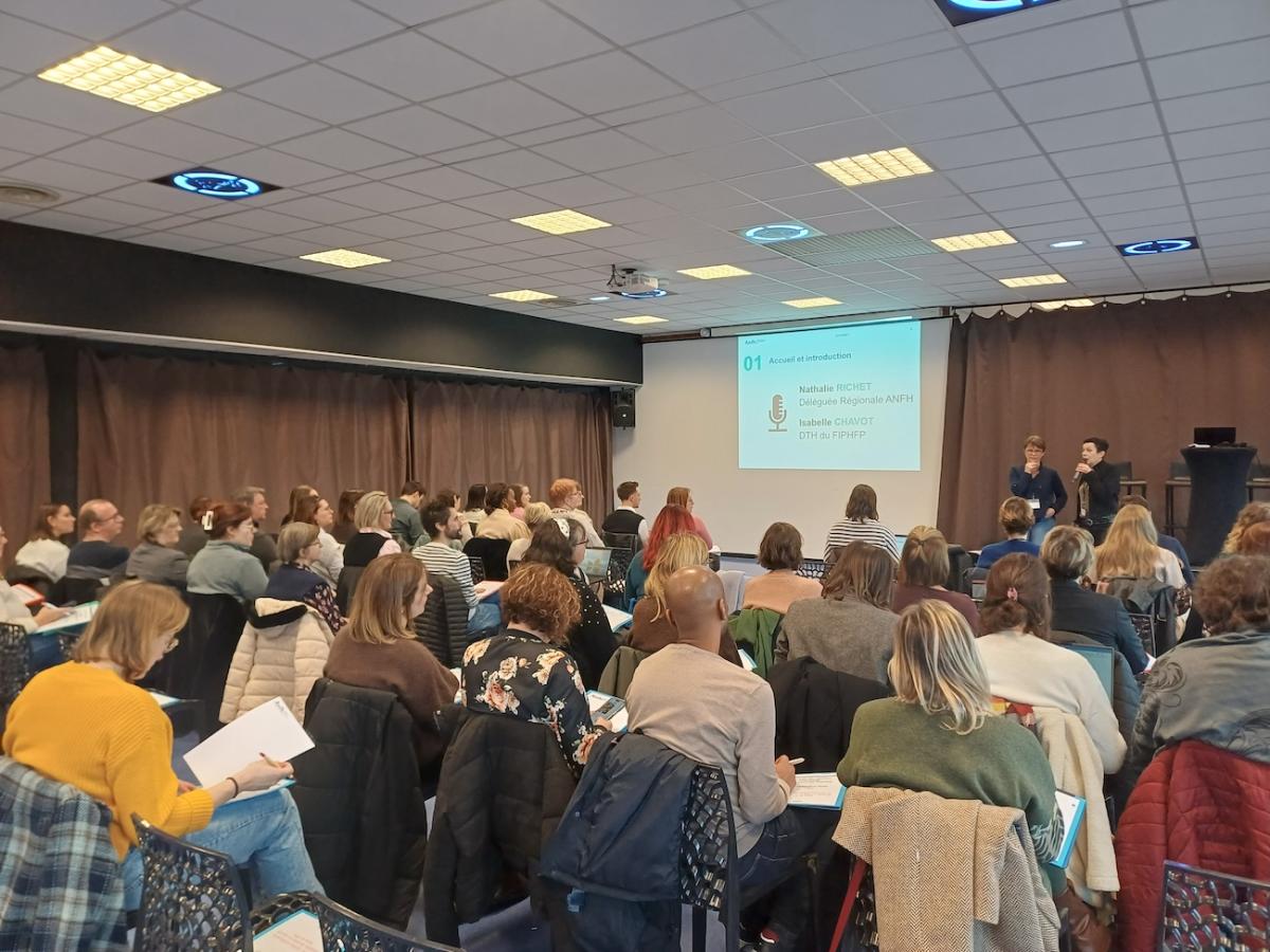 Photo de la journée, vue de la salle et des participants
