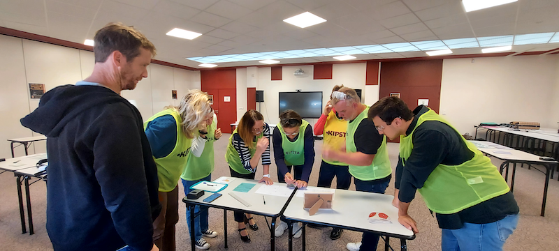 Equipe en train de réaliser la fresque handicap dans l'emploi