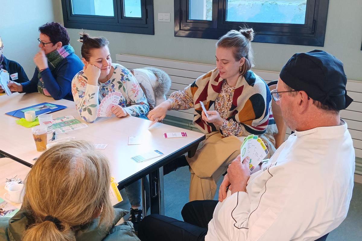 Animation d'un Handi-café dans un collège de Mayenne avec le jeu des 7 familles