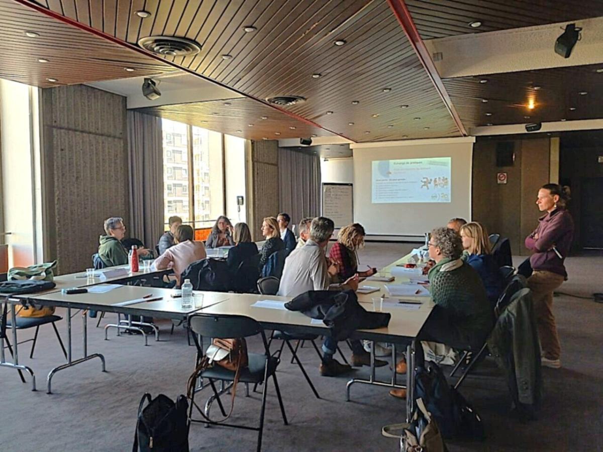 Photo d'une salle de réunion regroupant plusieurs personnes