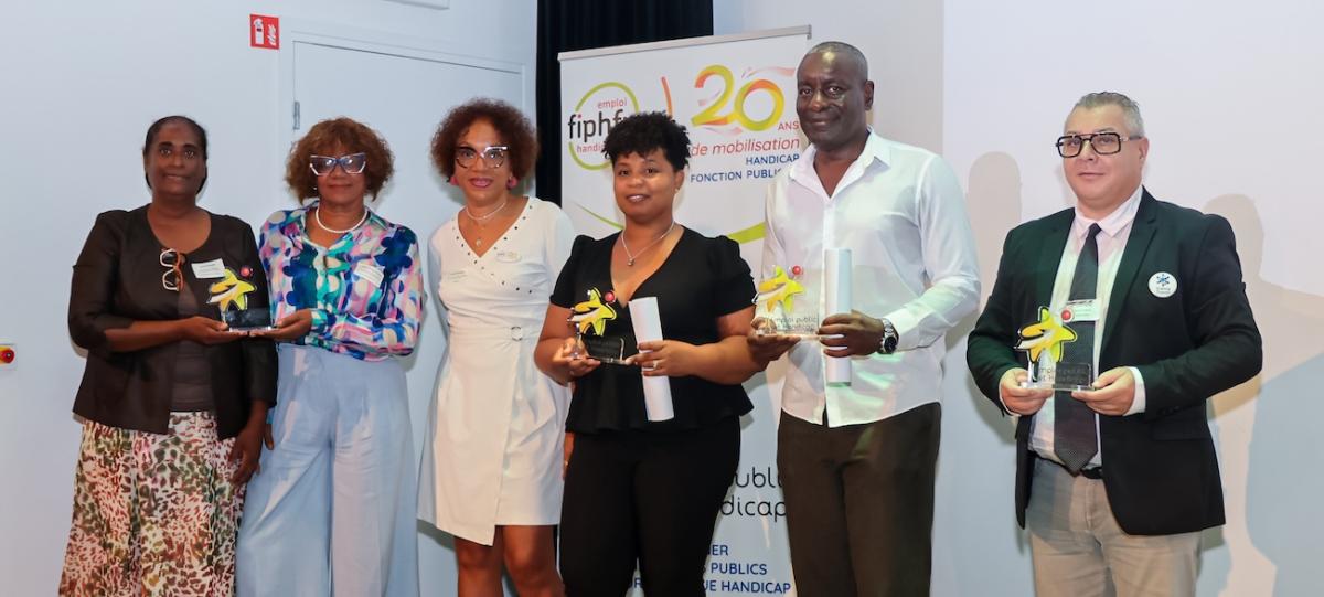 Les 4 lauréats des trophées emploi public et handicap aux côtés de Nadine Montbrun, DTH du FIPHFP pour la Guyane