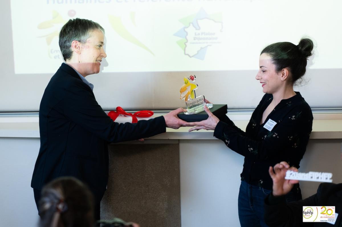 Représentante de la communauté de communes de la plaine dijonnaise recevant son trophée