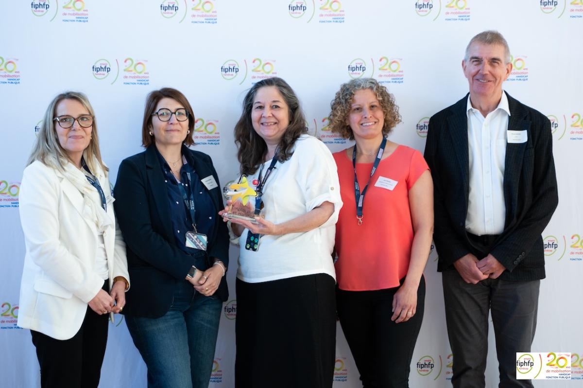Equipe du rectorat de l'académie de Dijon posant avec son trophée