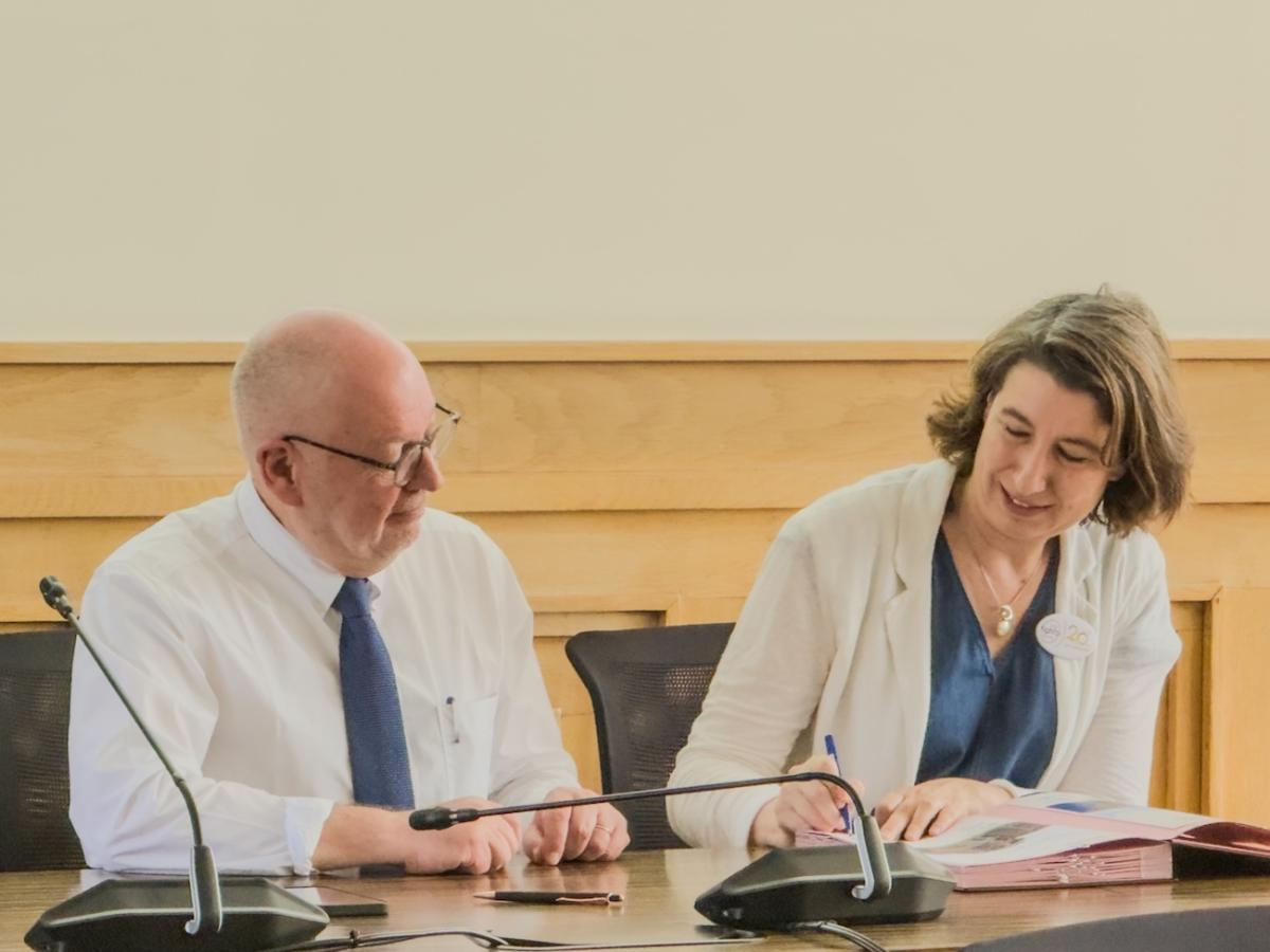 Les signataires de convention, dont Marine Neuville, directrice du FIPHFP à droite