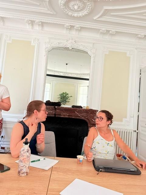 Photo prise pendant la rencontre de deux femmes