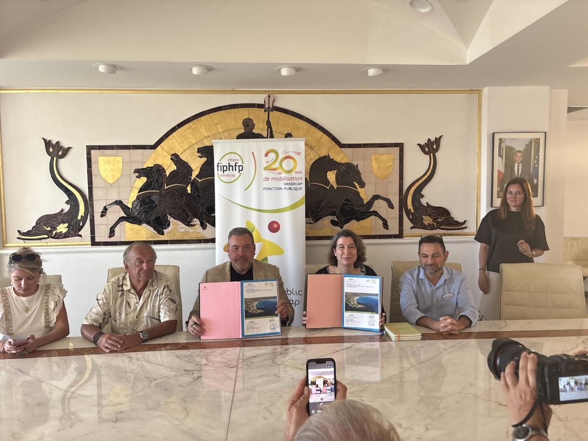 Photographie des signataires de la convention entre la ville de Sainte-Maxime et le FIPHFP