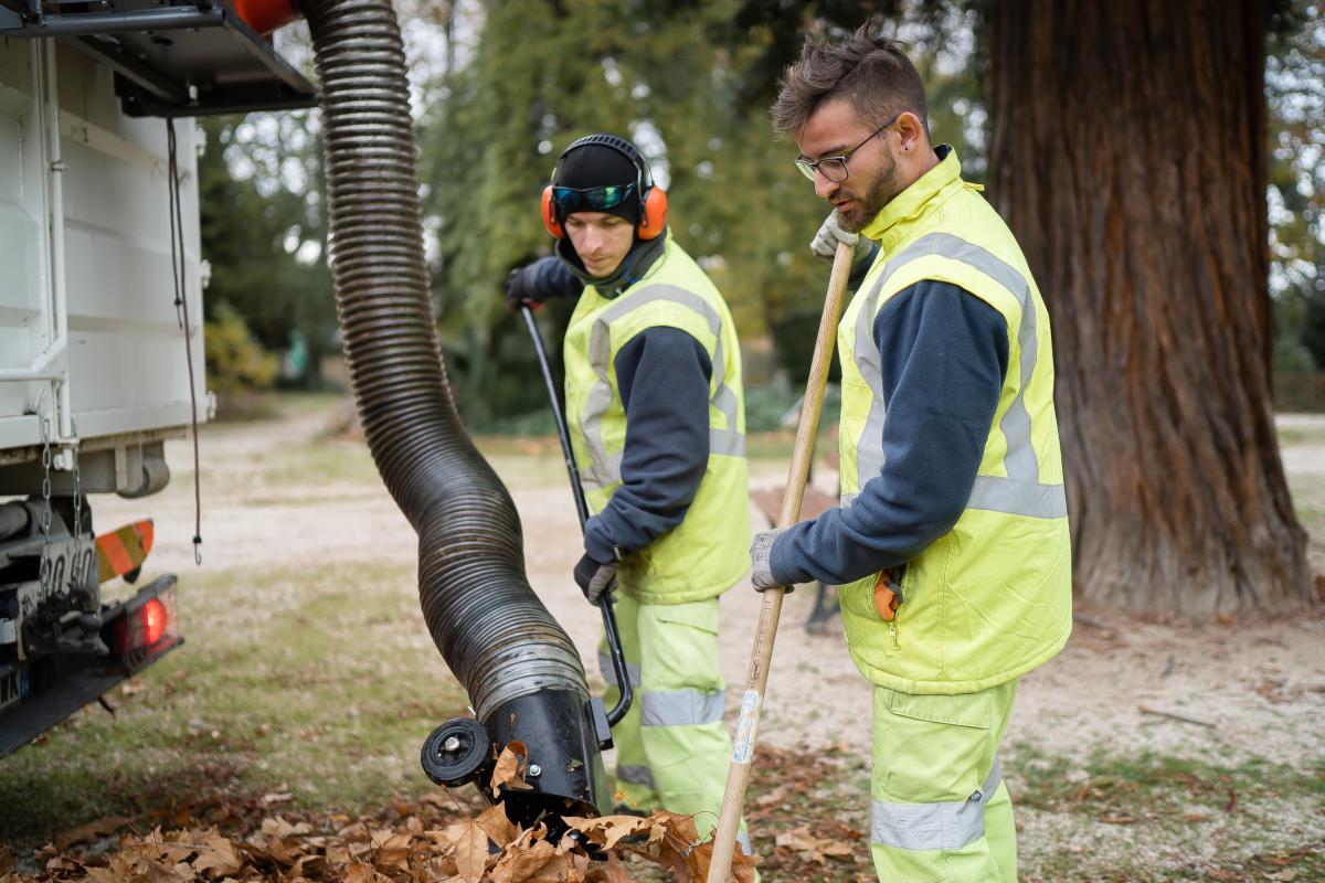 Deux agents des espaces verts de la ville de Marseille