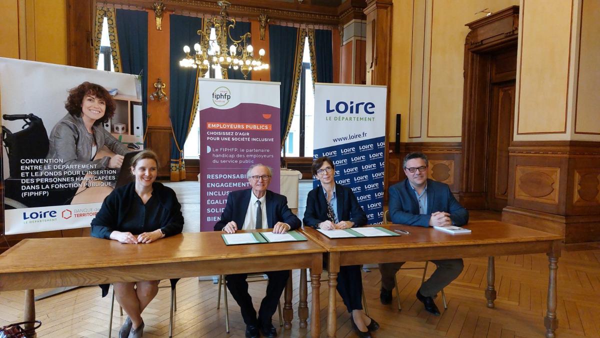 Signataires de la convention entre le FIPHFP et le Département de la Loire