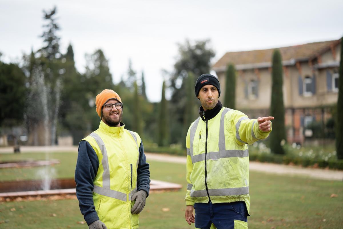 Apprenti en situation en situation de handicap et son tuteur au sein d’un service espace vert