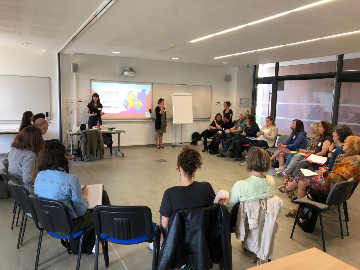 Participants à la journée dédiée aux handicaps invisibles, organisée par le Handi-Pacte Pays de la Loire à Nantes, le 13 mai 2022