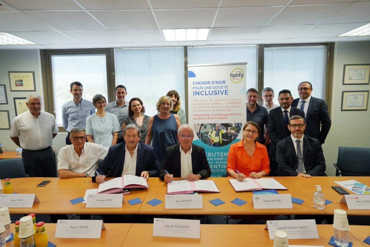 Les signataires de la convention entre le FIPHFP et la Ville d'Antibes-Juan-les-Pins