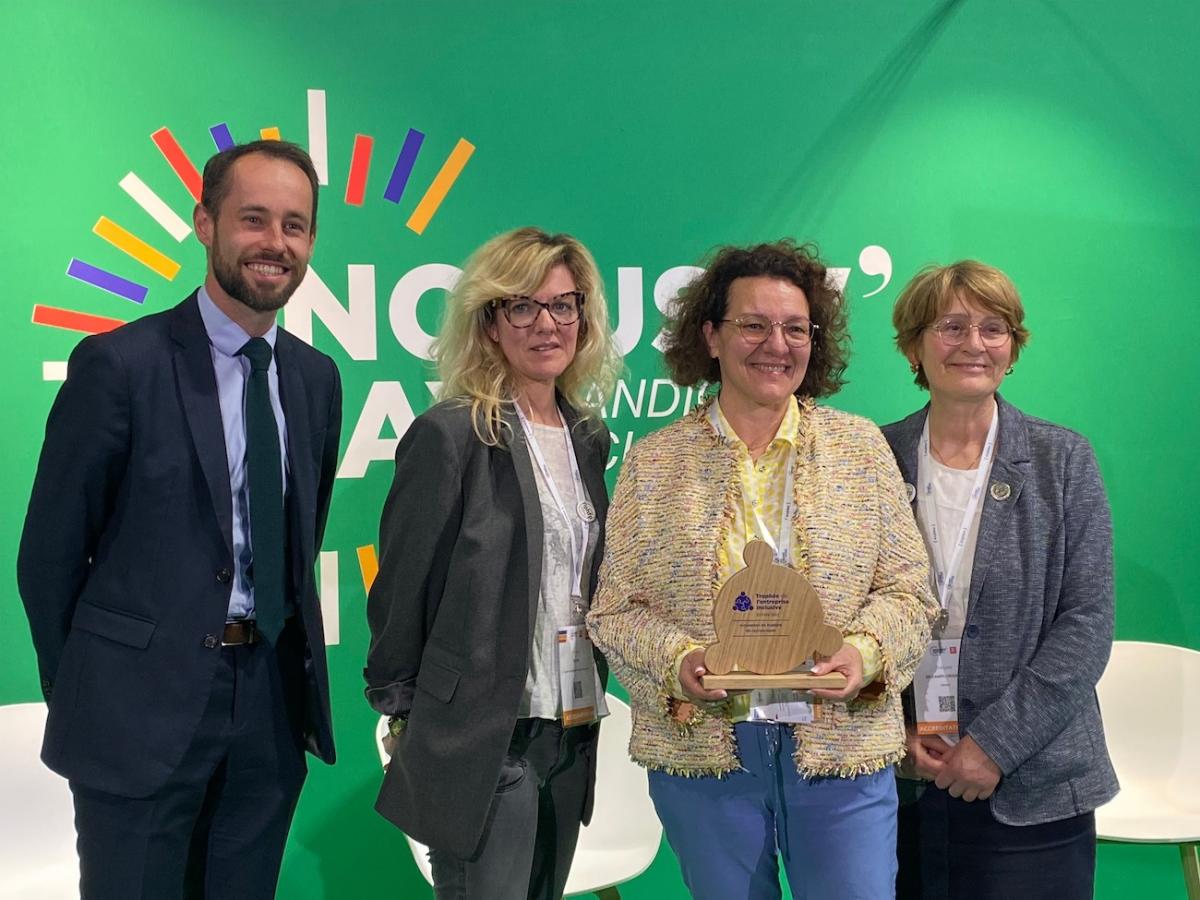 Françoise Descamps Crosnier, présidente du comité national du FIPHFP, remet le Trophée de l'entreprise inclusive au centre hospitalier Annecy Genevois