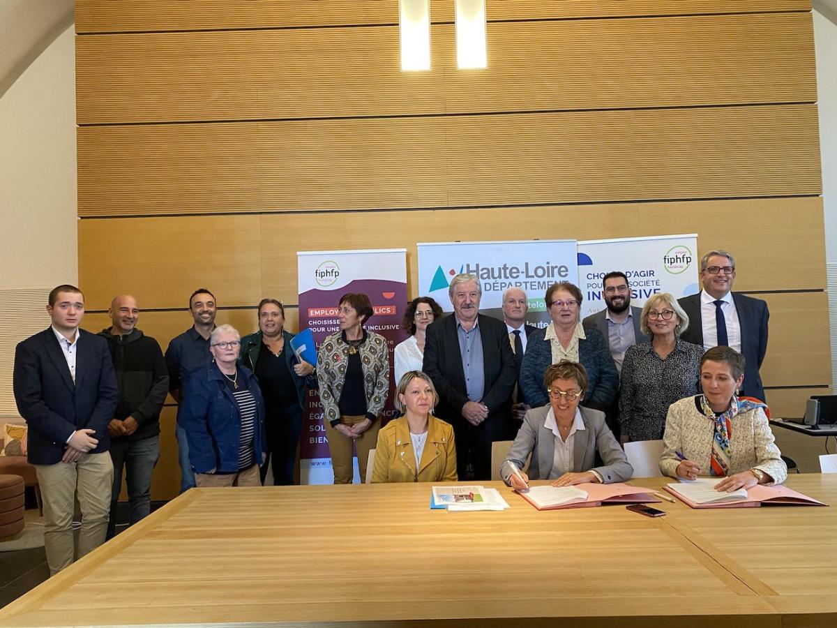 Signataires de la convention entre le FIPHFP et le Département de la Haute-Loire en octobre 2022