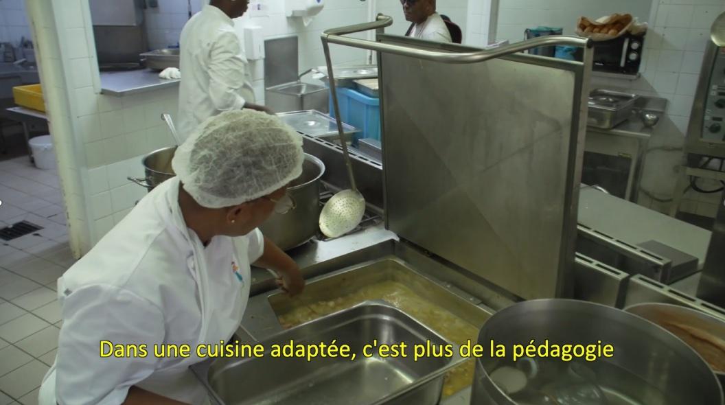 personnes travaillant dans une cuisine adaptée 