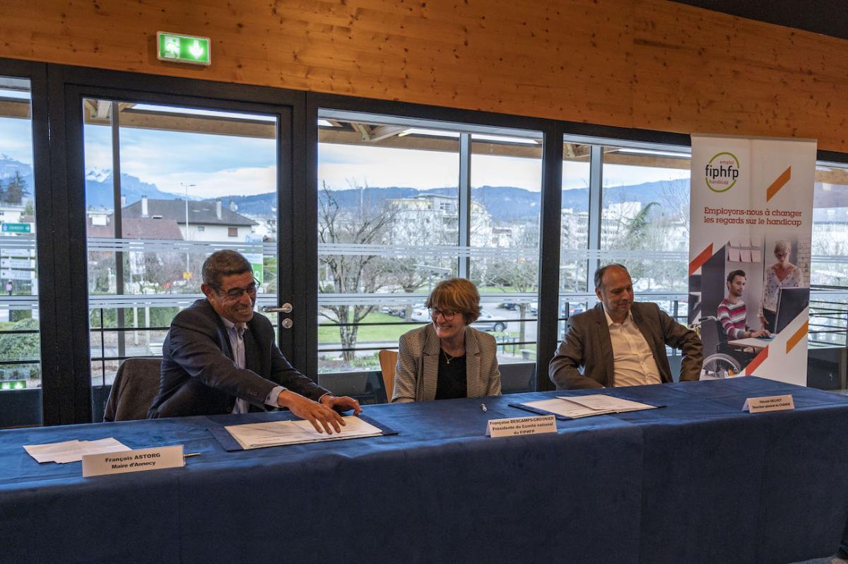 Françoise Descamps Crosnier aux côté du Maire d'Annecy et du directeur du centre hospitalier Annecy Genevois