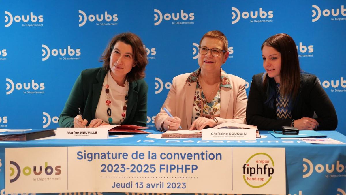 Marine Neuville, directrice du FIPHFP, Chrsitine Bouquin, présidente du département du Doubs signent la convention entre le département et le Fonds