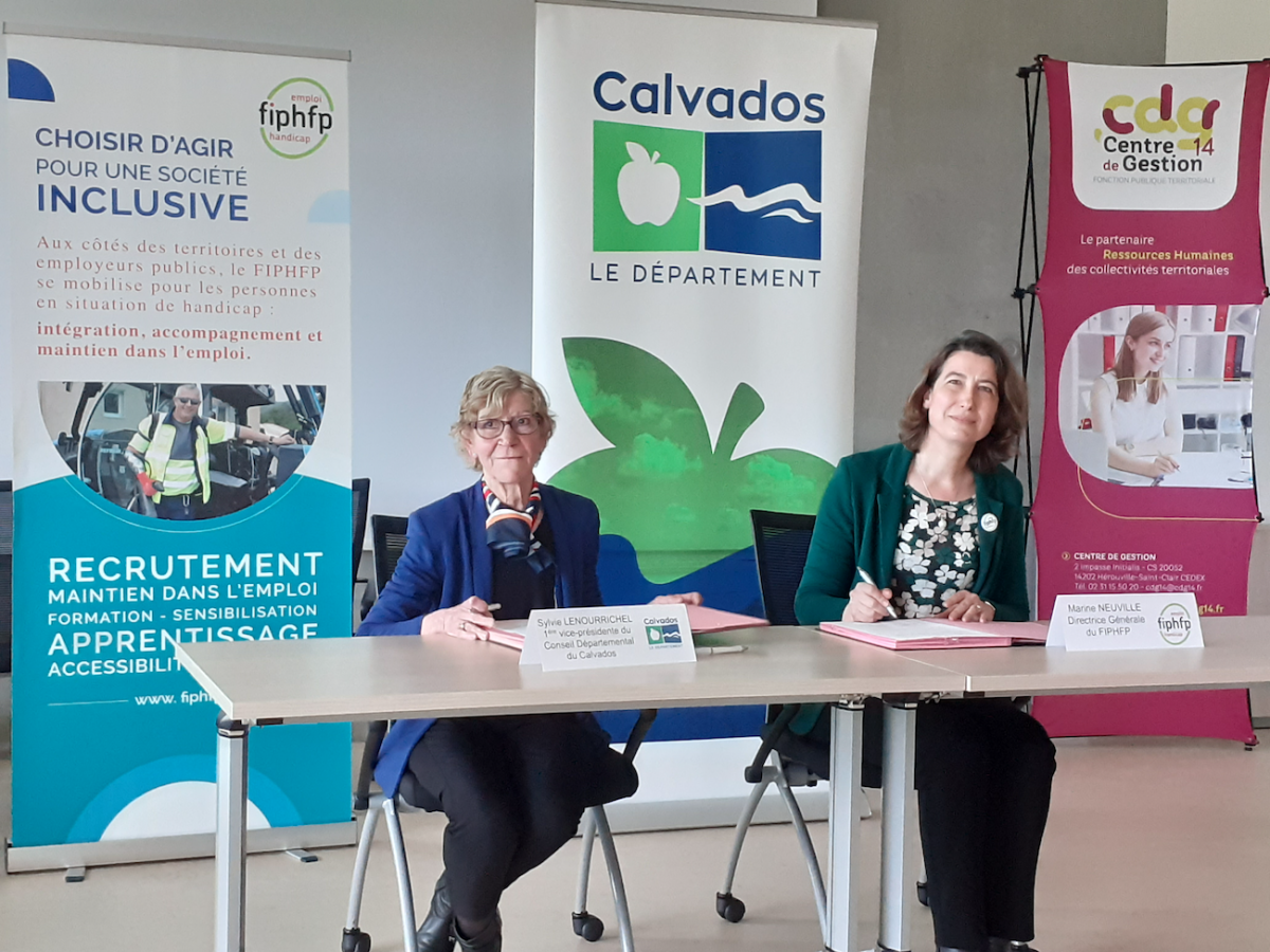 Marine Neuville, directrice du FIPHFP, et  Madame LENOURRICHE, vice présidente du Département du Calvados, signent la convention entre le FIPHFP et lde Département du Calvados