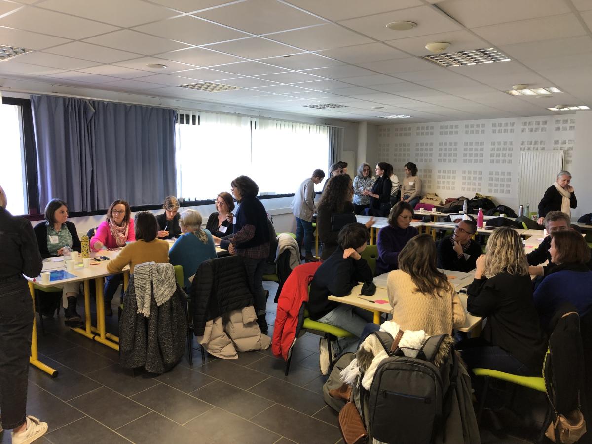 groupes travaillant sur le word café 