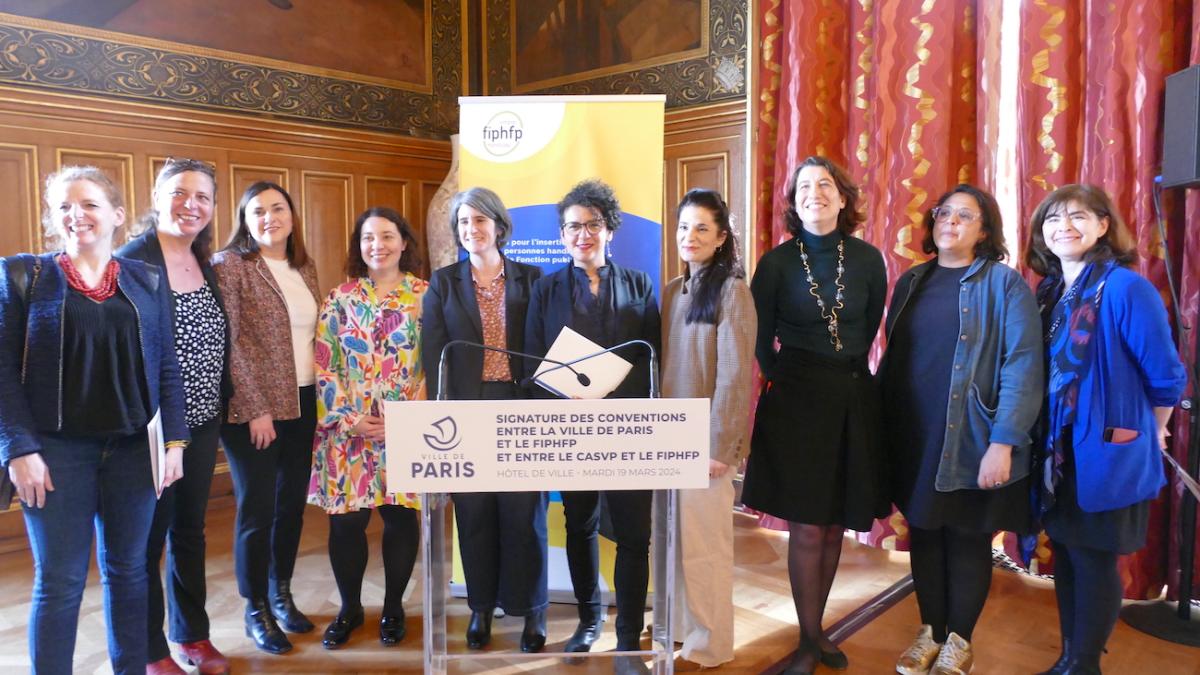 Signataires de la convention entre le FIPHFP et la Ville de Paris, le 19 mars à l'hôtel de ville de Paris