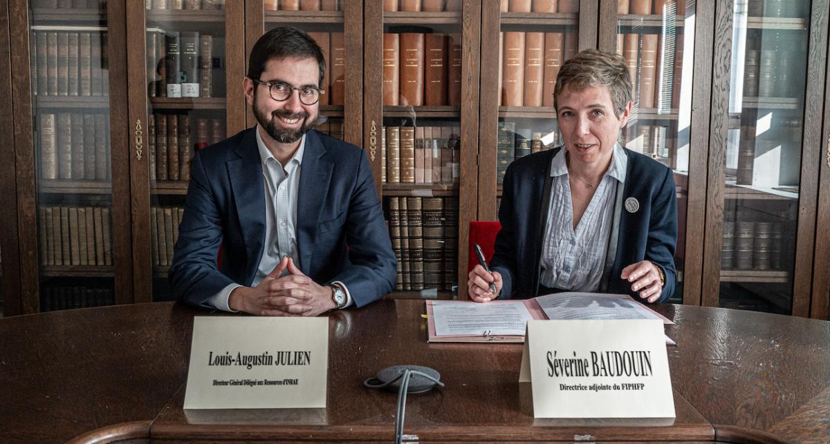 Séverine Baudouin du FIPHFP et Louis-Augustin Julien, directeur général délégué aux ressources d’INRAE signent la convention