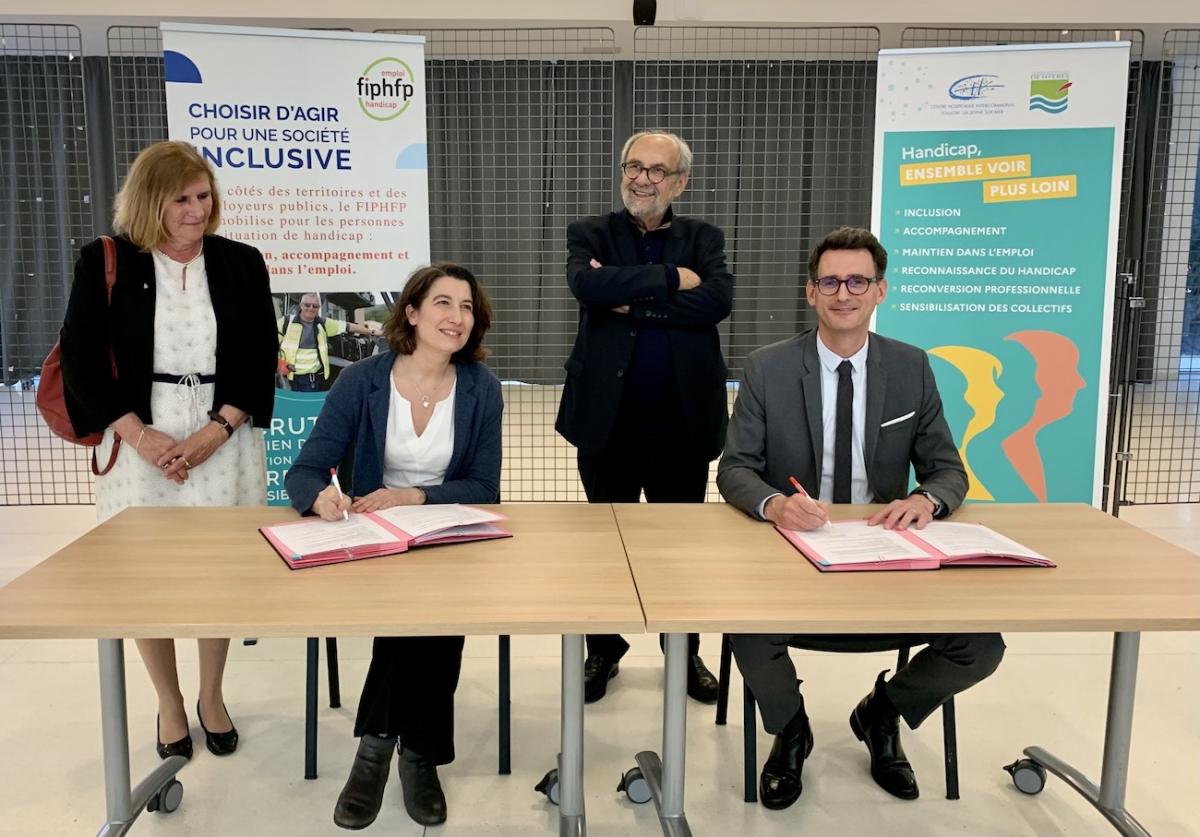 De gauche à droite Dominique Andreotti, adjointe à la Mairie de Toulon, action sociale / inclusion - handicap, Mme Marine Neuville directrice du FIPHFP. Francis Roux adjoint à la Mairie de Hyères les Palmiers, Yann Le Bras directeur du CHITS.