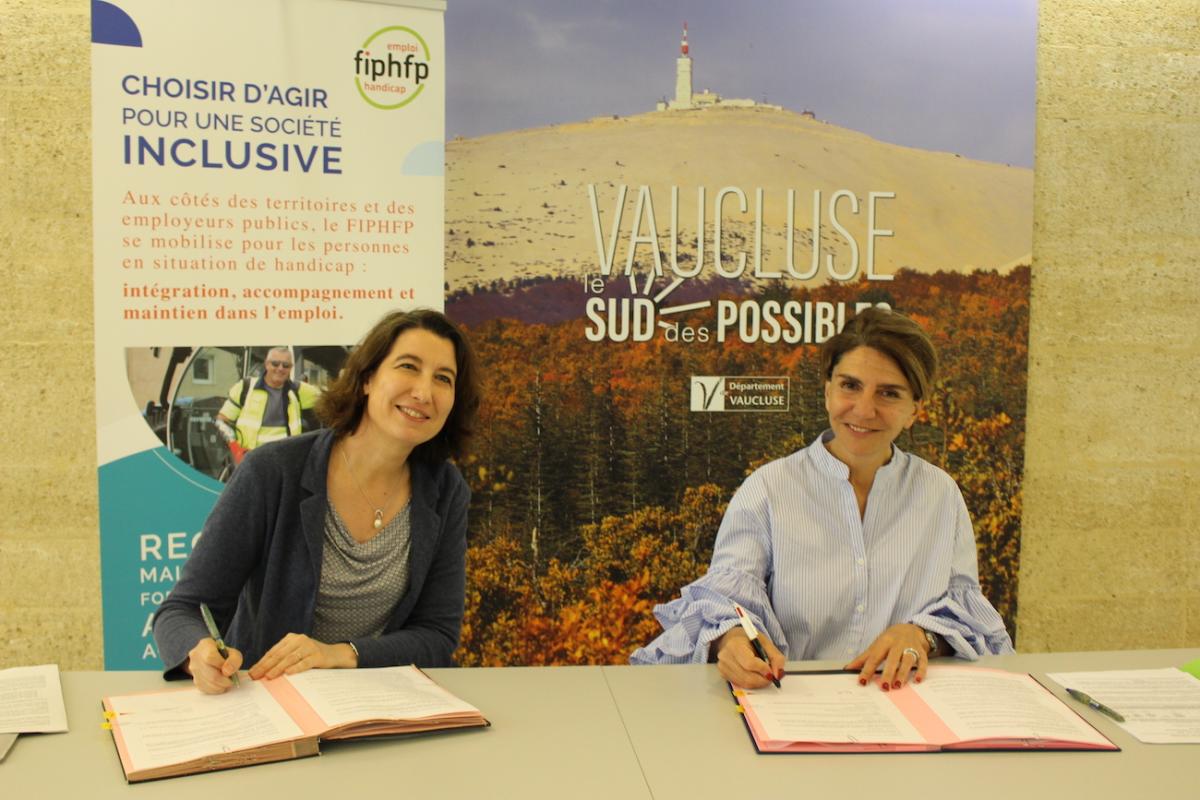 Marine Neuville, directrice du FIPHFP, et Dominique Santoni, Présidente du Département du Vaucluse, signent la 4ème convention entre le FIPHFP et le Département du Vaucluse