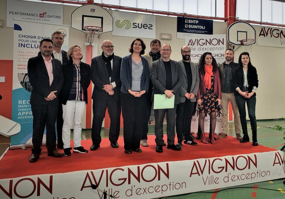 Ensemble des intervenants présents à l'occasion de la signature de la convention entre le FIPHFP et la Mairie d'Avignon, sur une estrade dans un gymnase