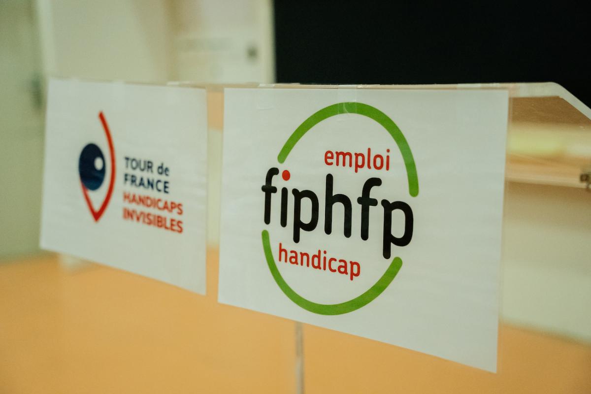 Affichettes montrant le logo du tour de france des handicaps invisibles et celui du FIPHFP