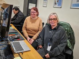 Un duo de deux femmes devant un ordinateur et un clavier
