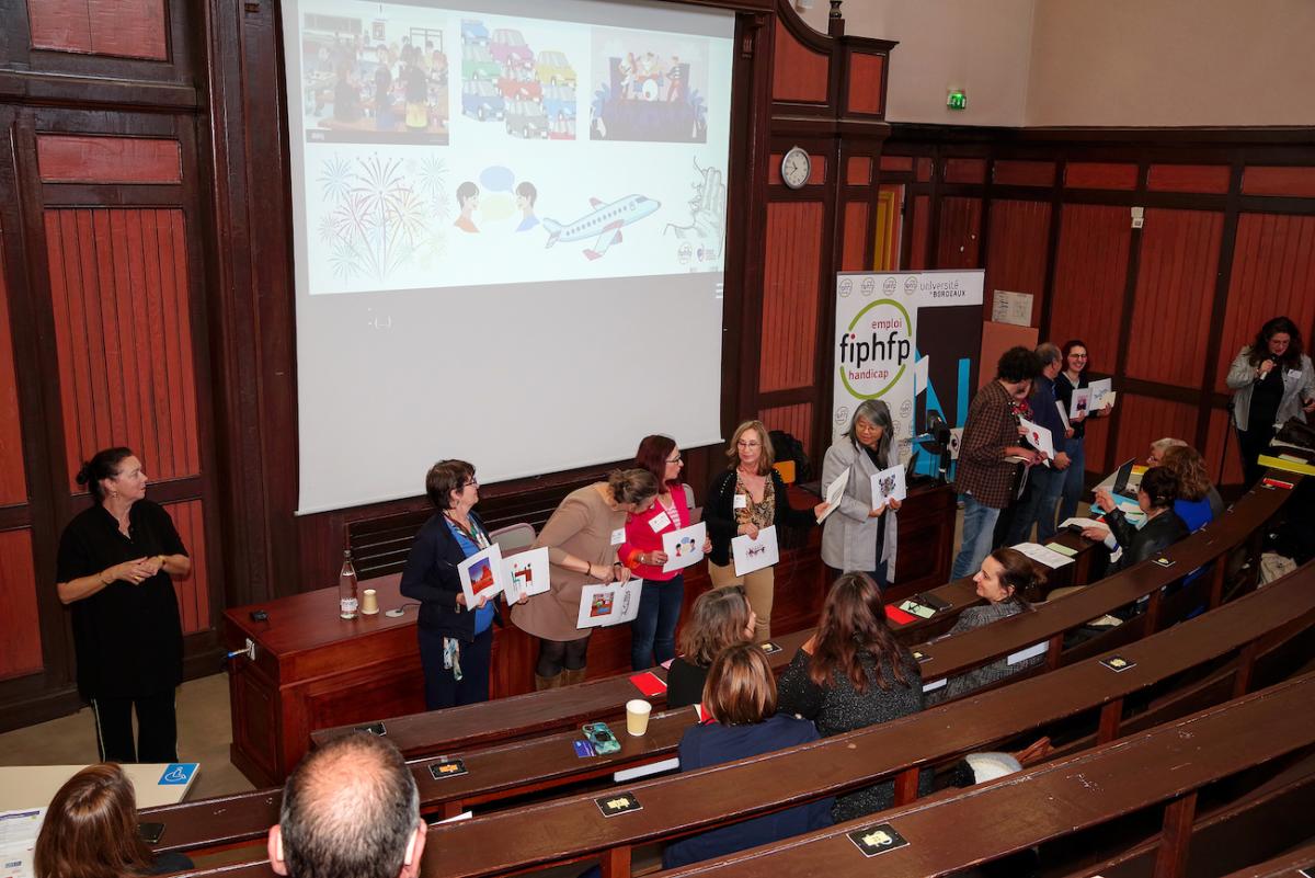 Participants au jeu des décibels (ils ont des panneaux avec des dessins de sources de bruit dans les mains)