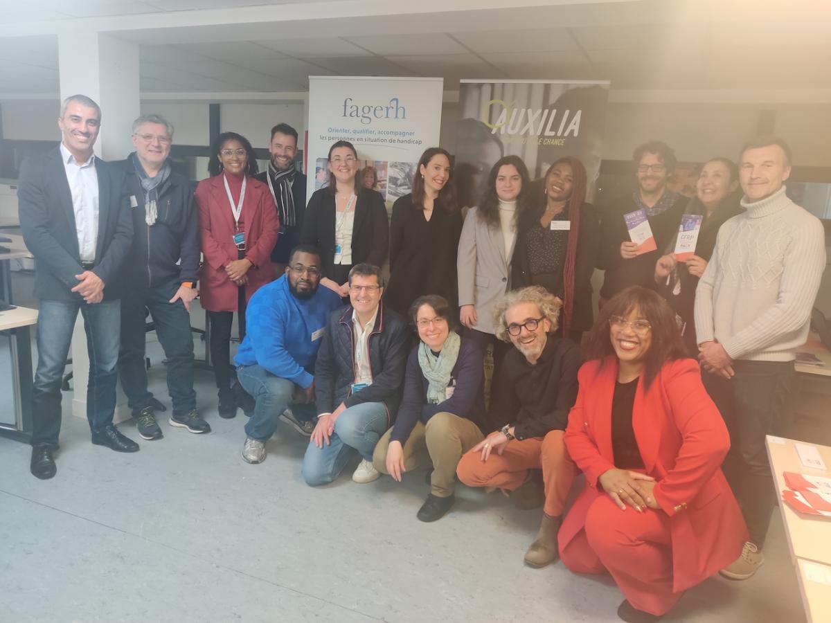 Participants à l'événement du 5 décembre en Ile-de-France réunis en arc de cercle devant des kakémonos