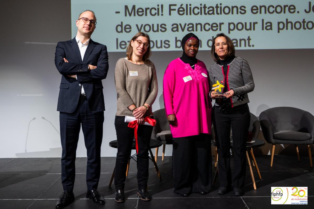 Lauréats (Région Ile-de-France) dans la catégorie accessibilité universelle avec les membres du jury remettant le trophée