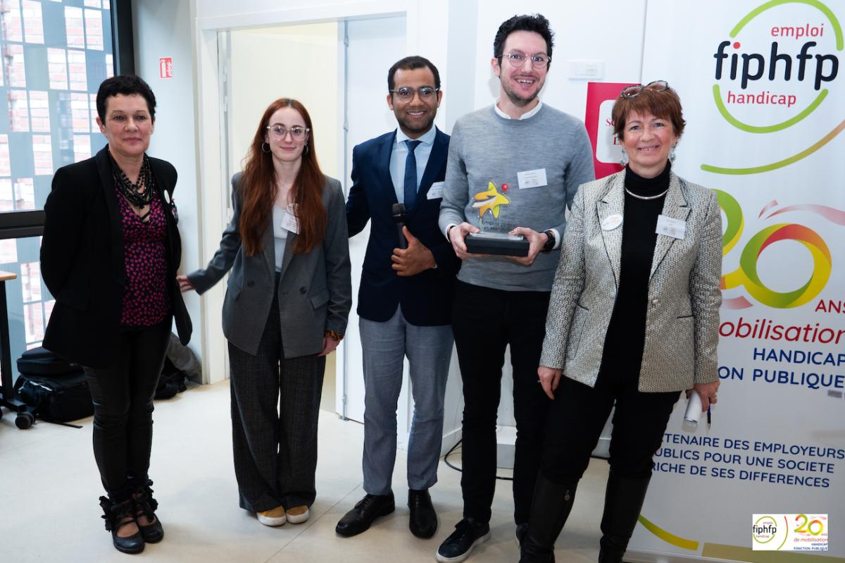 Représentants du centre hospitalier de Valenciennes recevant le Trophée Emploi public et handicap de la catégorie recrutement
