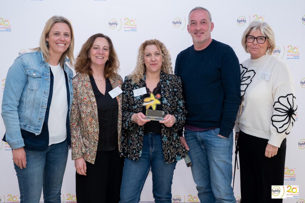 Représentants de la Ville de Nieppe tenant le trophée Emploi public et handicap dans la catégorie Coup de coeur du public