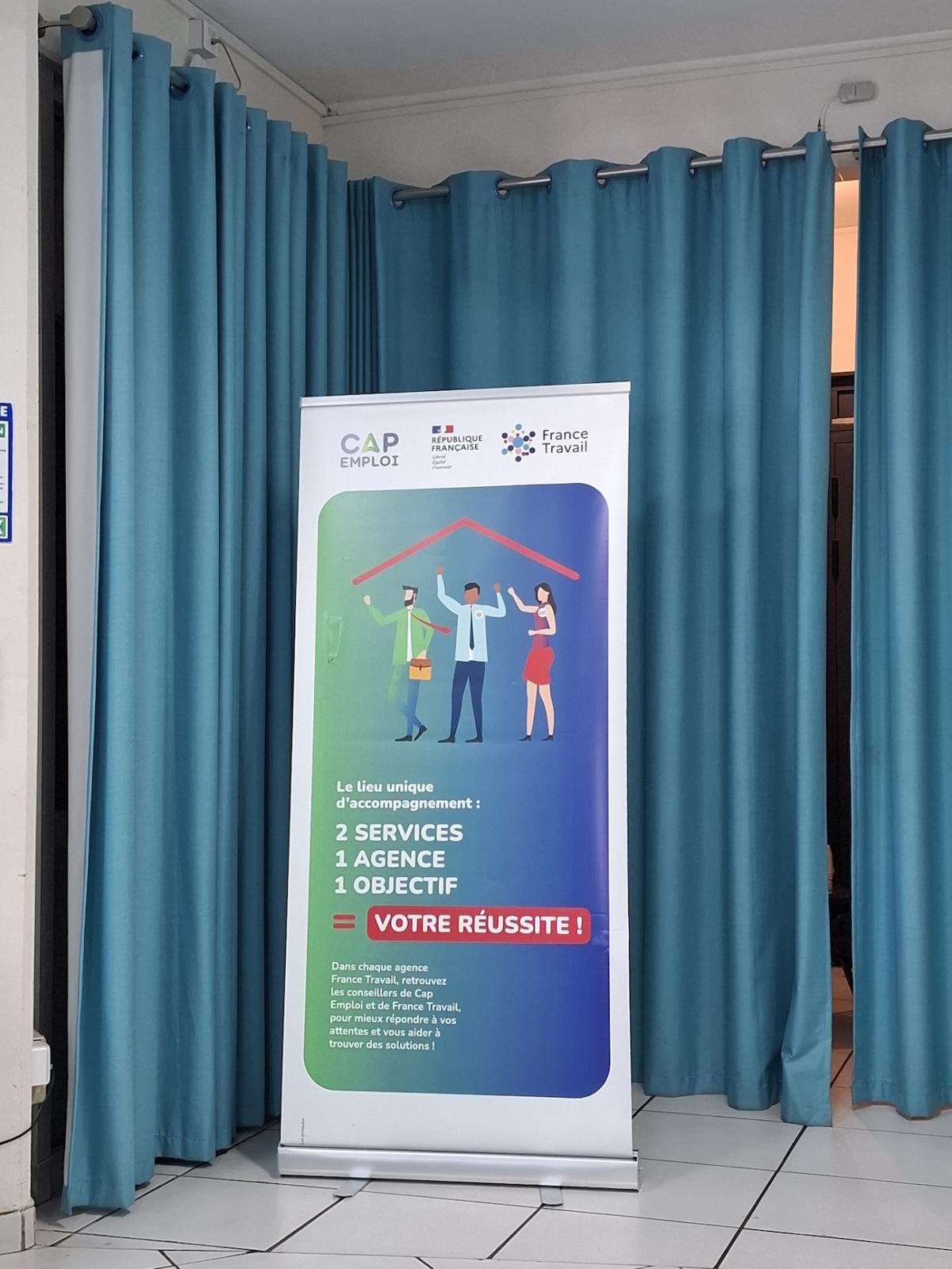 Kakémono détaillant l'accompagnement de Cap Emploi