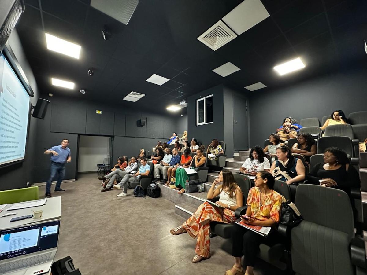 Photographie d'une réunion avec de nombreux participants
