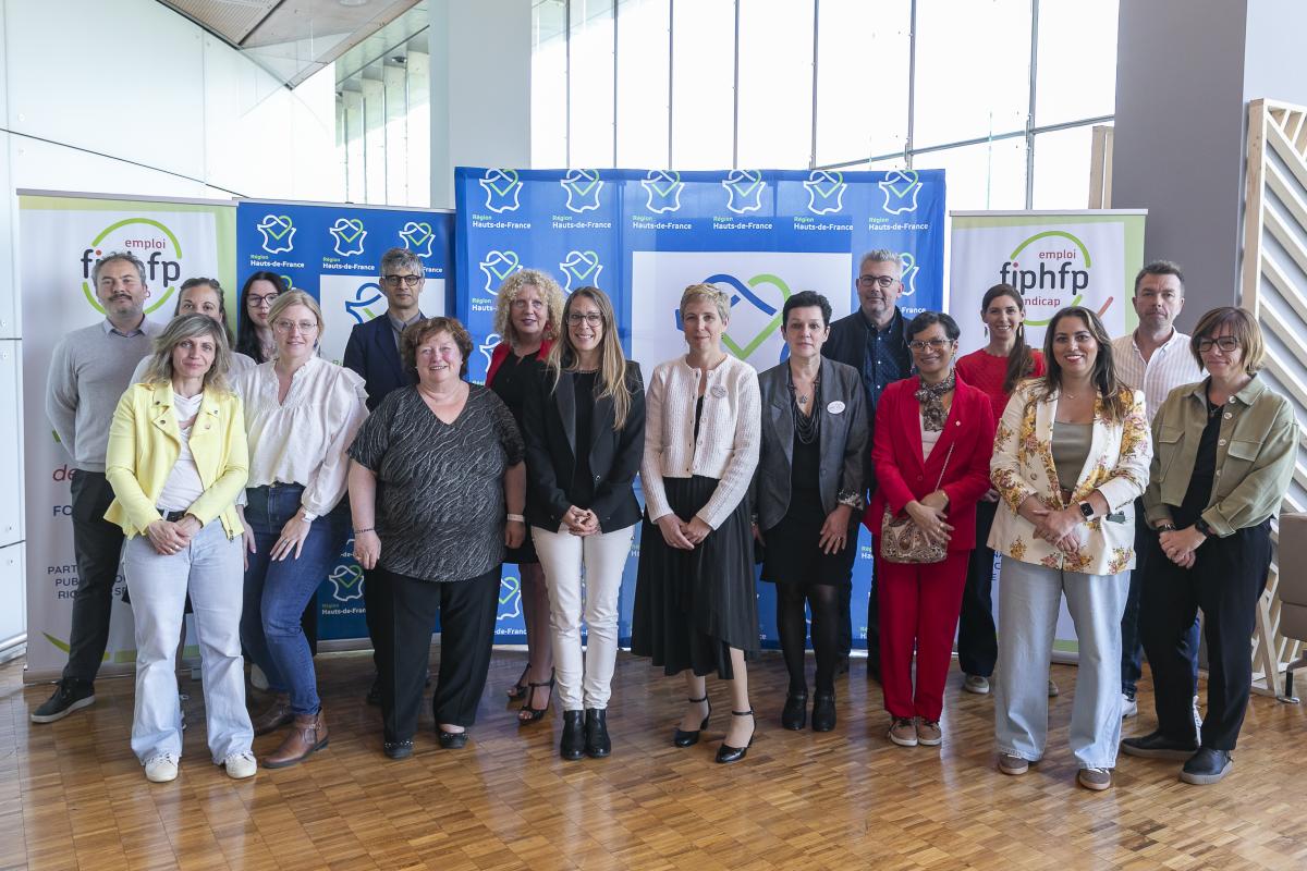 Photographie de groupe avec les personnes présentes lors de la signature de la convention