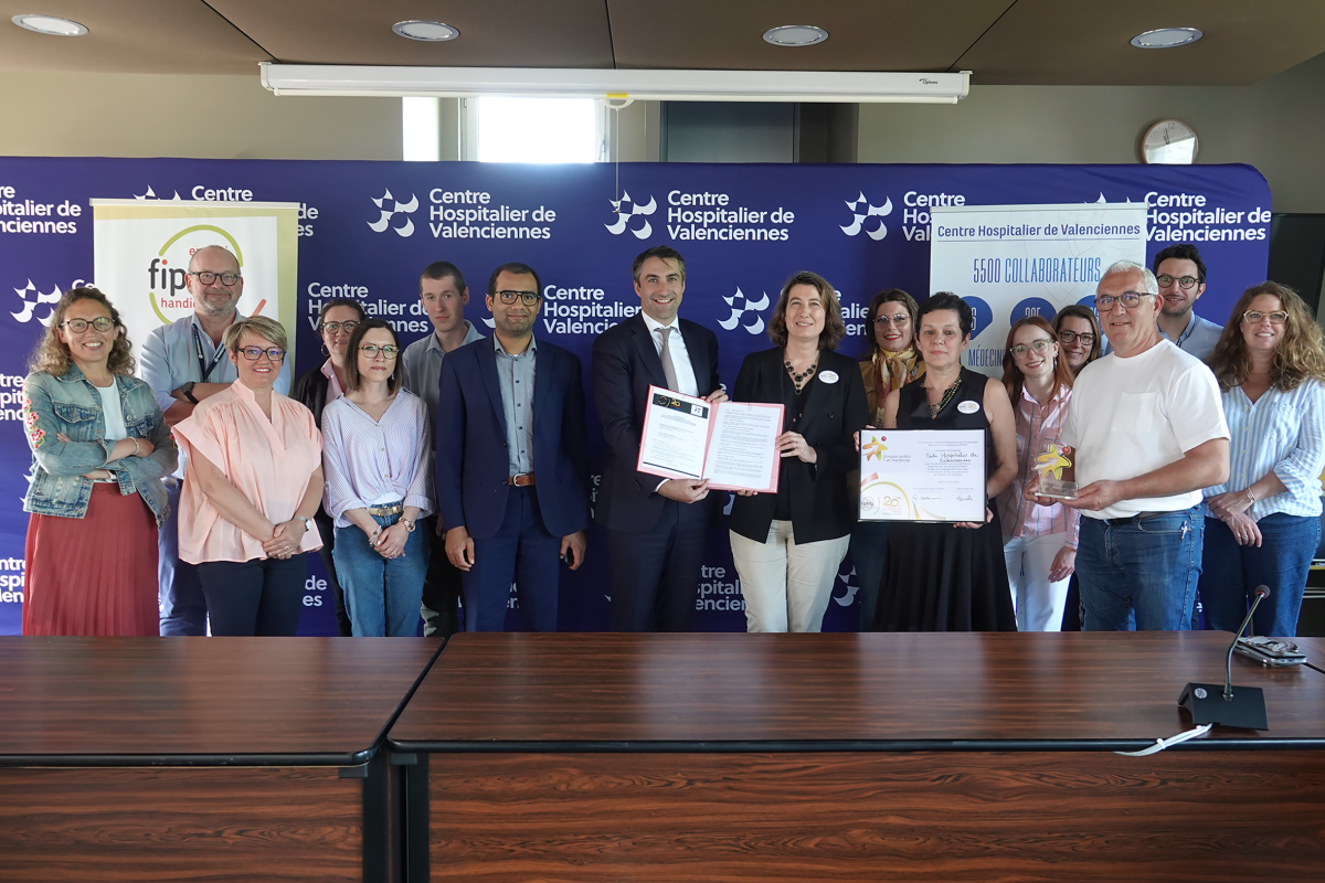 Photographie de groupe lors de la signature de la convention entre le FIPHFP et le Centre hospitalier de Valenciennes