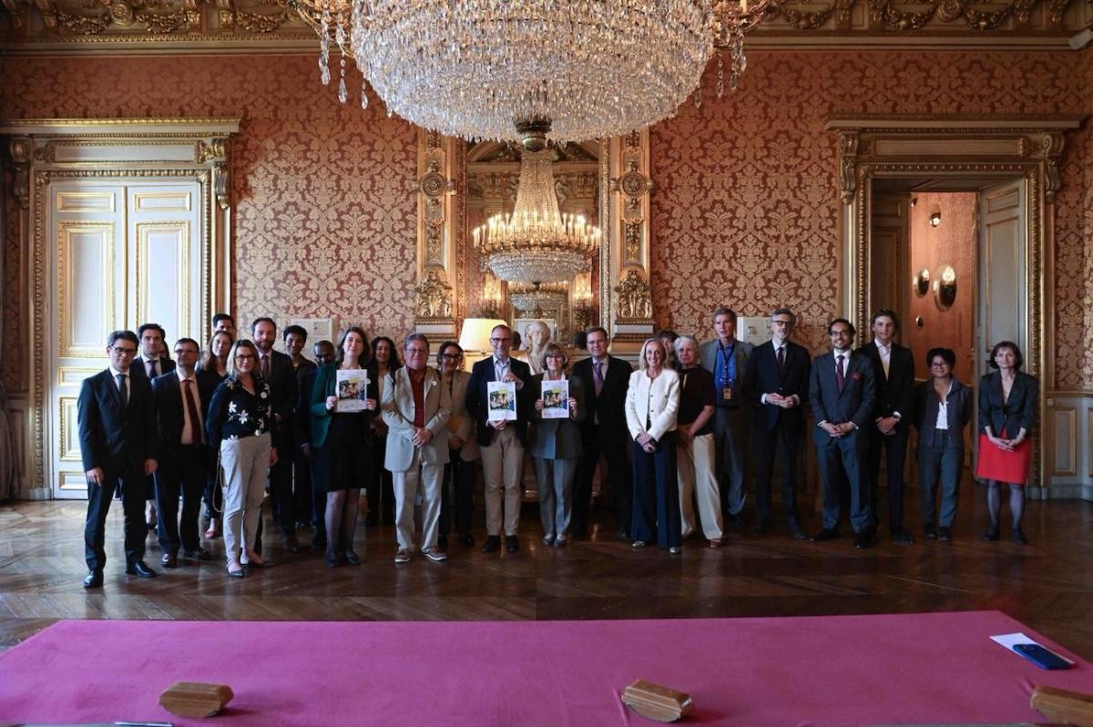 Photographie de groupe de toutes les personnes présentes lors de la signature de la convention entre le FIPHFP et le Ministère de l'Europe et des Affaires étrangères