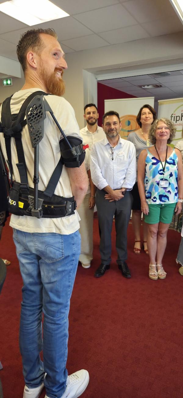 Aide-soignant du centre hospitalier de la Dracénie portant un exosquelette
