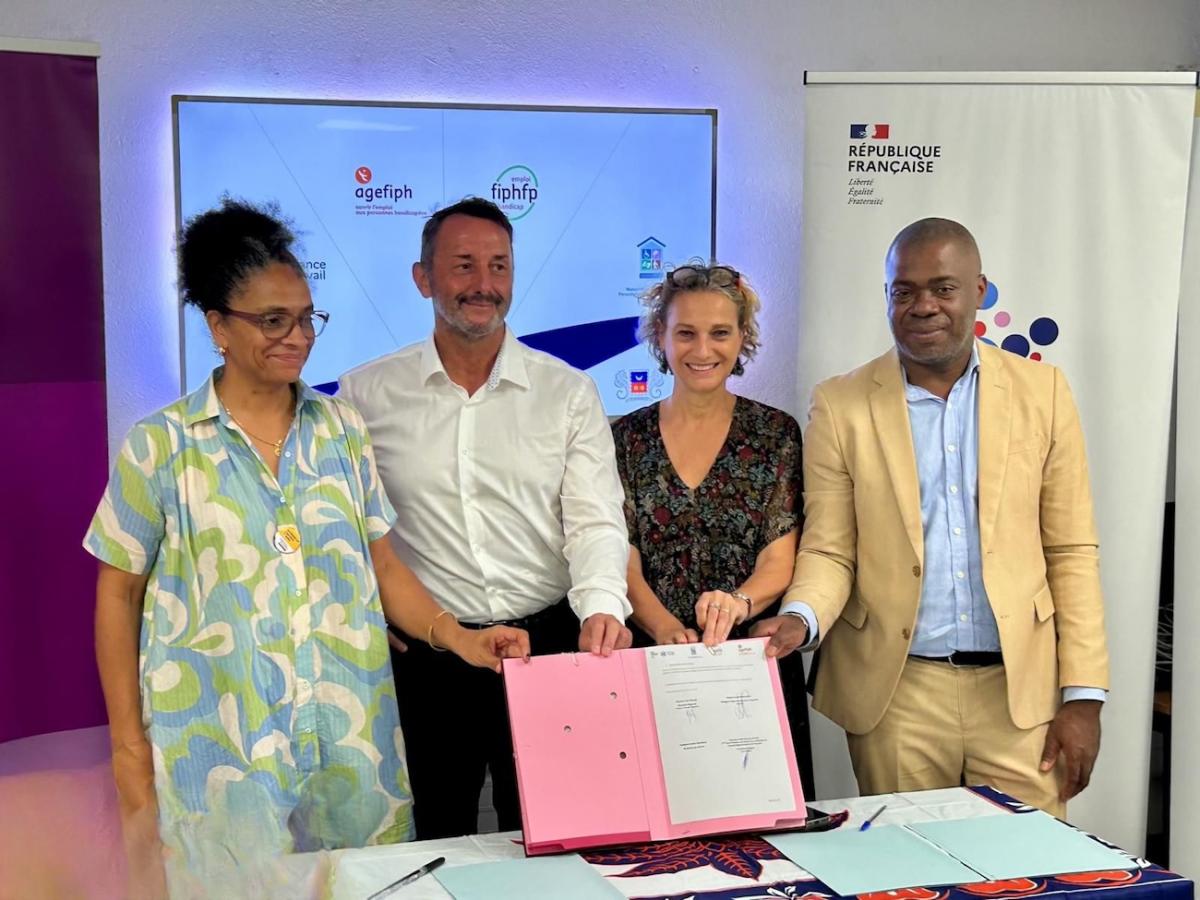 Signataires de la convention de partenariat, dont Laure Ben Moussi, directrice territoriale du FIPHFP (2ème à partir de la droite)