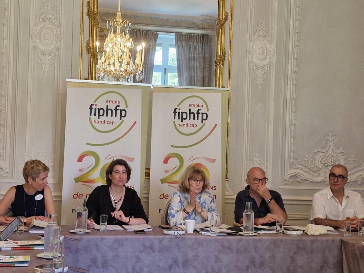 Tribune de la conférence de presse du FIPHFP - copyright @Michabenaben