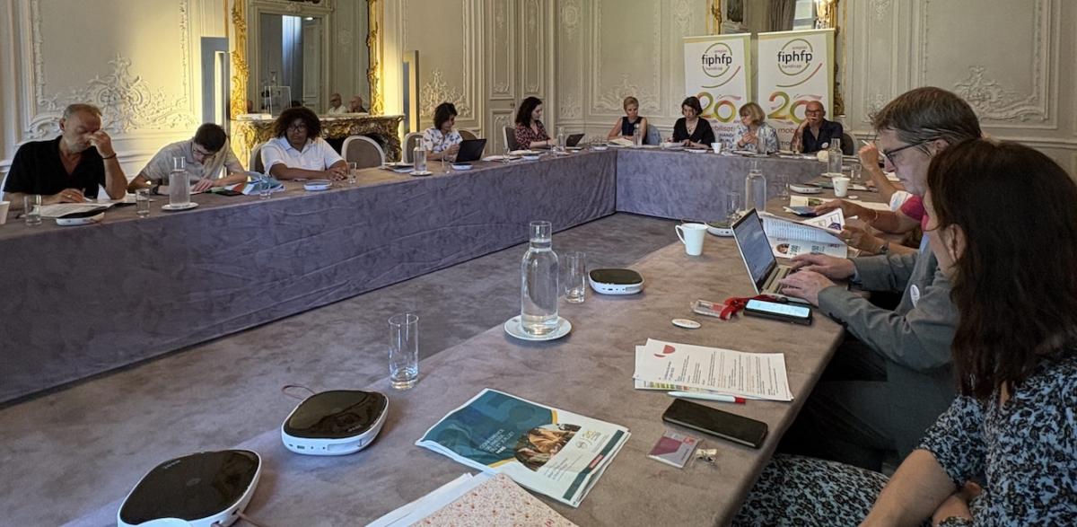 Salle et participants à la conférence de presse à l'hôtel de Pomereu