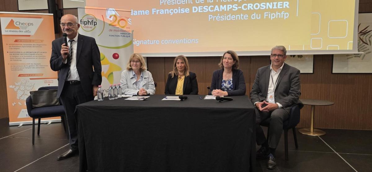 Photographie réalisée lors de la signature de la convention entre la Métropole de Lyon et le FIPHFP
