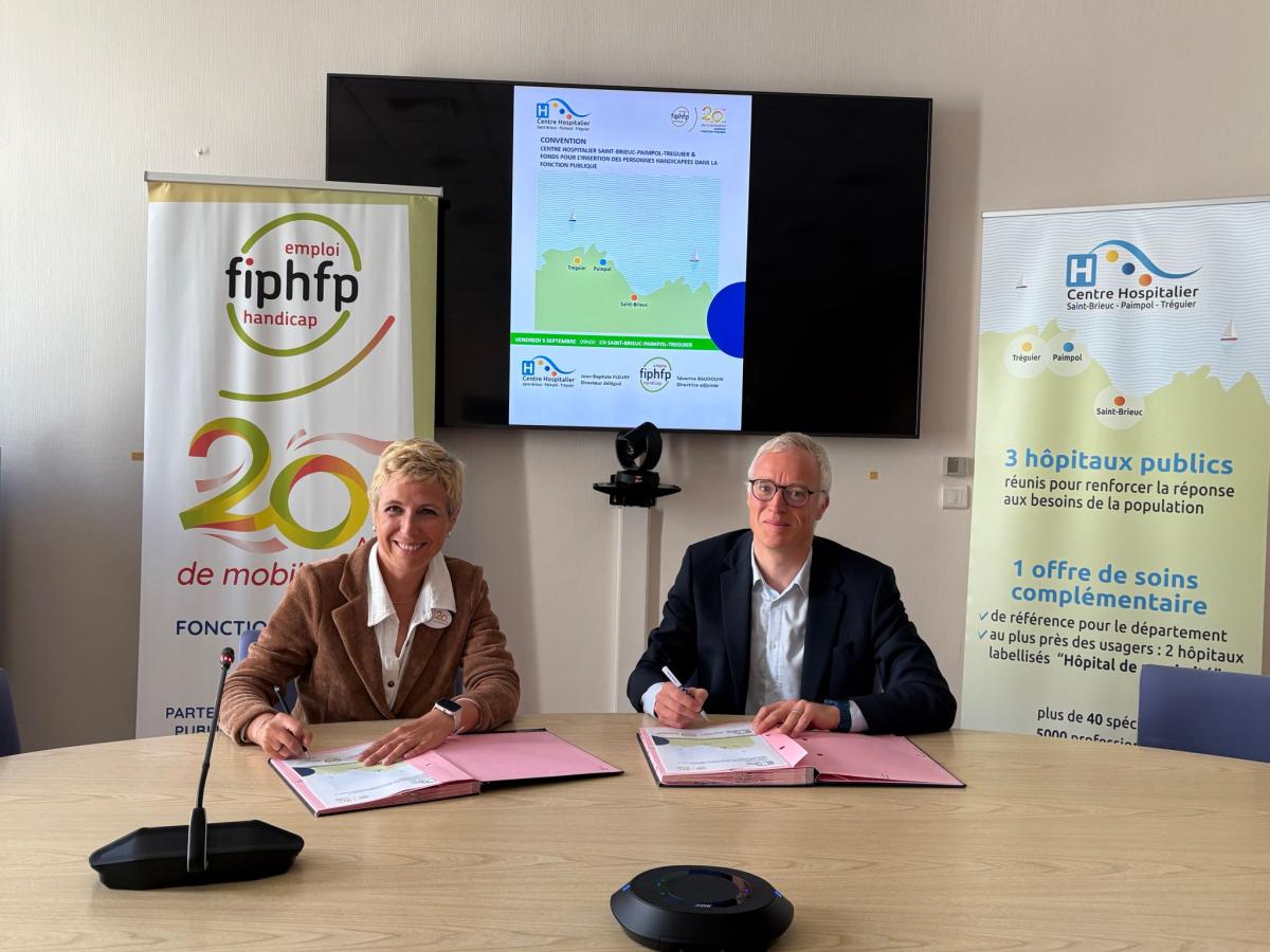 Photographie des signataires de la convention entre le FIPHFP et le Centre hospitalier de Saint-Brieuc Paimpol Tréguier