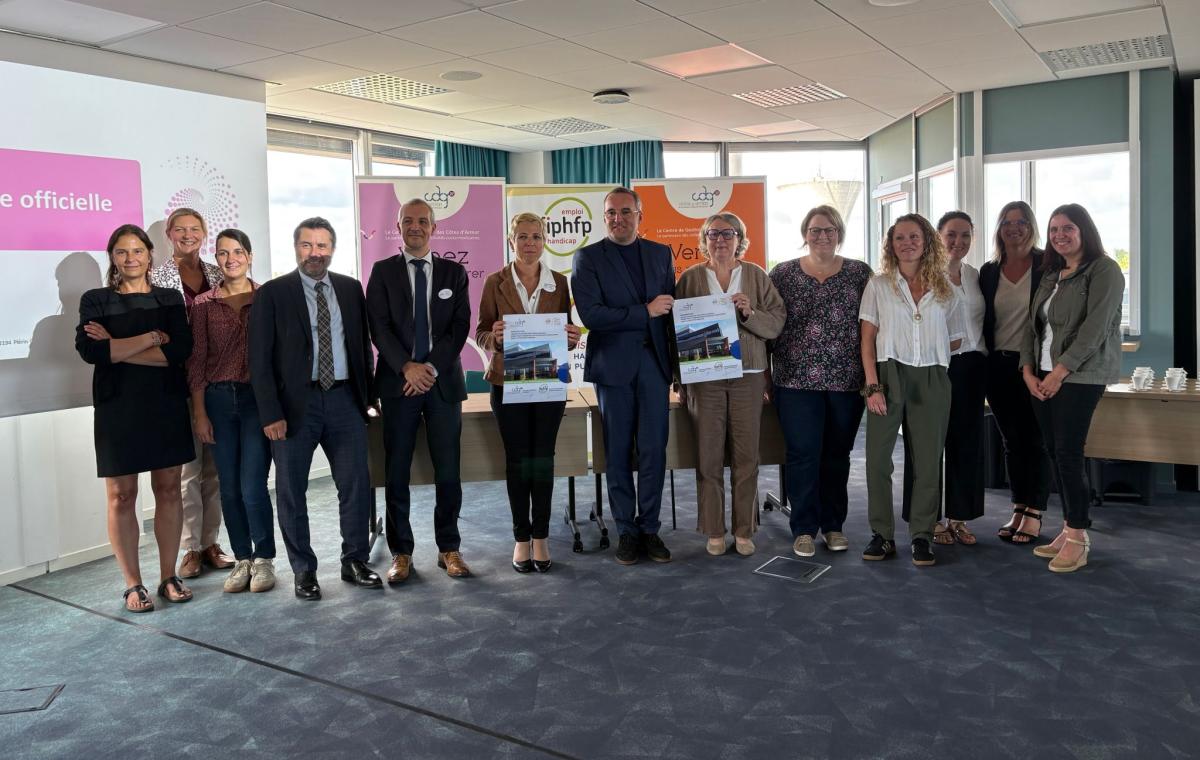 Photographie des personnes présentes lors de la signature de la convention entre le CDG et le FIPHFP