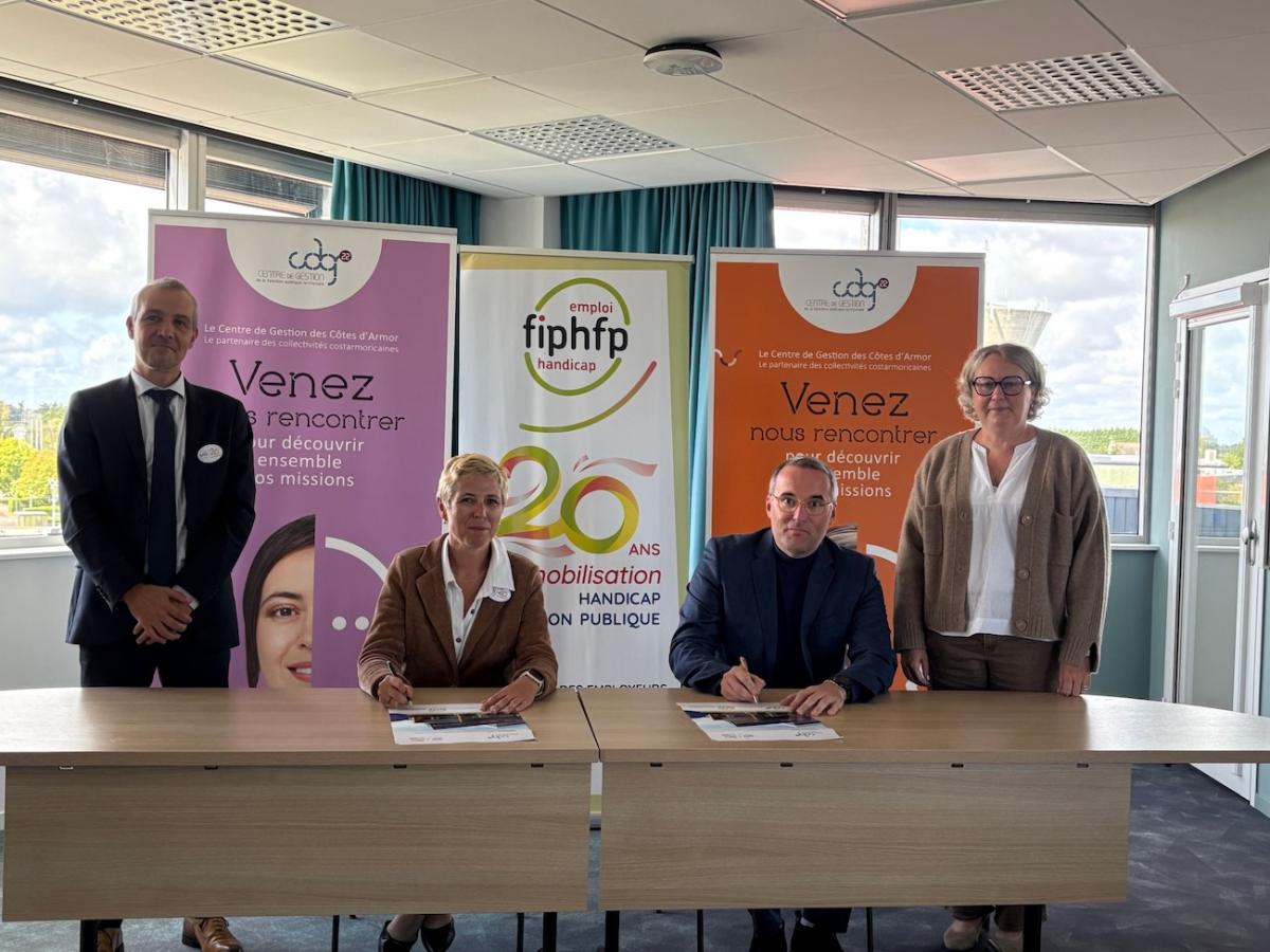 Photographie des signataires de la convention entre le CDG 22 et le FIPHFP