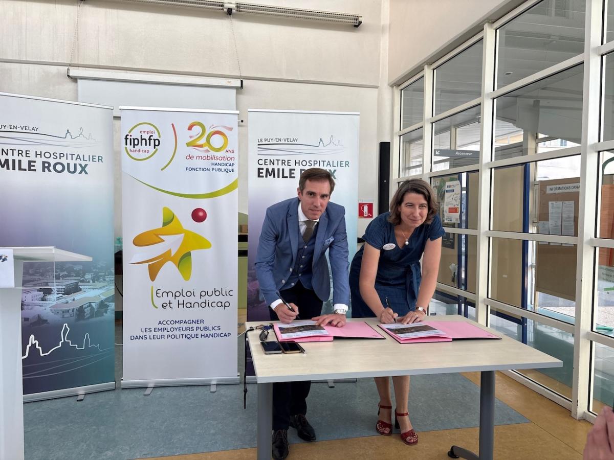 Photographie réalisée lors de la signature de la convention entre le FIPHFP et le Centre Hospitalier Emile Roux du Puy en Velay