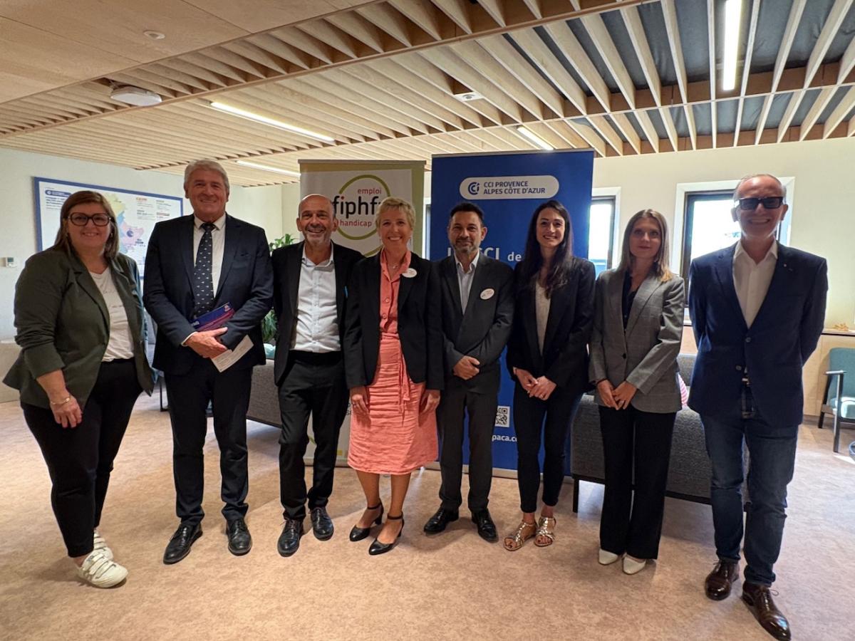 Photographie de groupe lors de la signature de la convention entre le FIPHFP et la CCI PACA